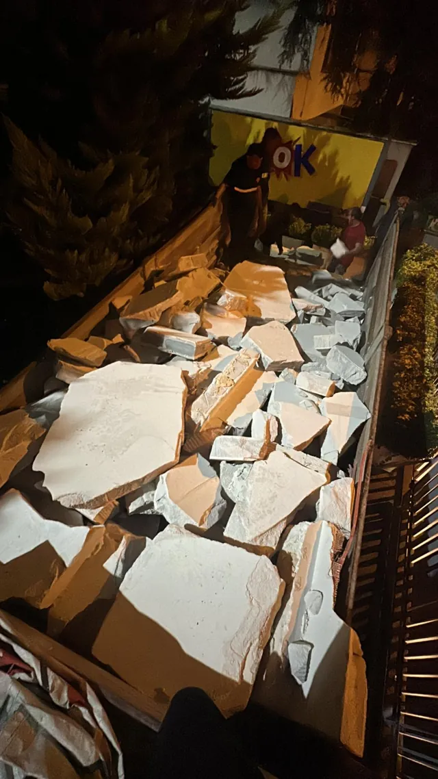 Taşıma çalışmasında kamyon kasasına yüklenen molozlar